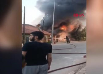 Depo olarak kullanılan gecekondu alevlere teslim oldu