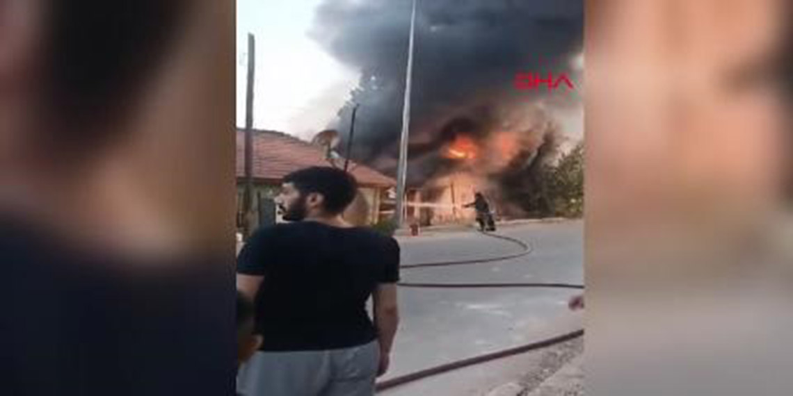 Depo olarak kullanılan gecekondu alevlere teslim oldu