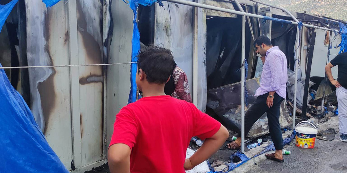 Depremzedelerin yaşadığı 3 konteyner yandı