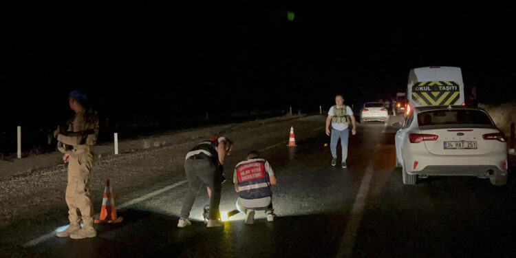 Diyarbakır'da seyir halindeki otomobile silahlı saldırı: 6 yaralı
