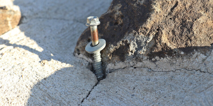 Diyarbakır'n tarihi surlarına pankart asmak için çiviler çakıldı