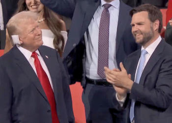 Donald Trump kulağında bandajla ulusal kongreye katıldı