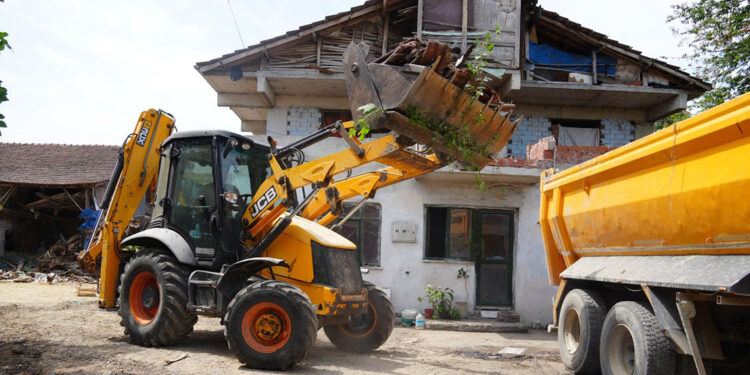Düzce'de evden 42 kamyon çöp çıktı