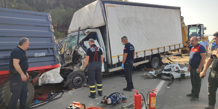 Edirne'de kamyonet traktör römorkuna çarptı: 3 ölü, 1 yaralı