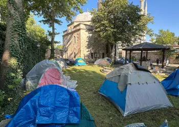Edirne'de otellerde yer bulamayan güreşseverler, çadırlarda kaldı