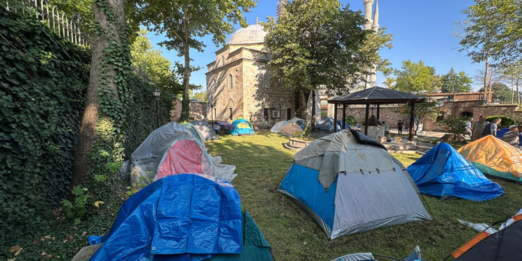 Edirne'de otellerde yer bulamayan güreşseverler, çadırlarda kaldı