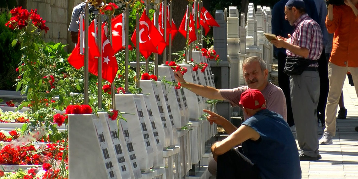 Edirnekapı'daki 15 Temmuz Şehitliği'nde ziyaretçi yoğunluğu