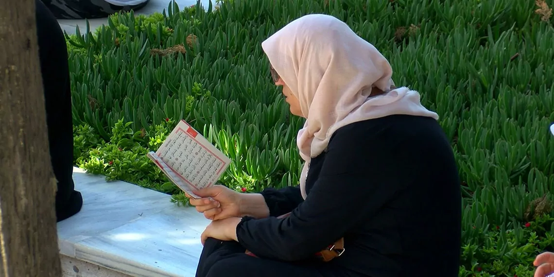 Edirnekapı'daki 15 temmuz şehitliği'nde ziyaretçi yoğunluğu