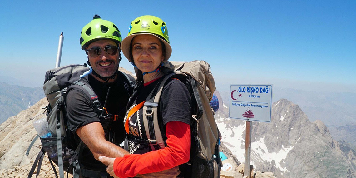Ekipmansız tırmanış yapan çiftin zirve tutkusu