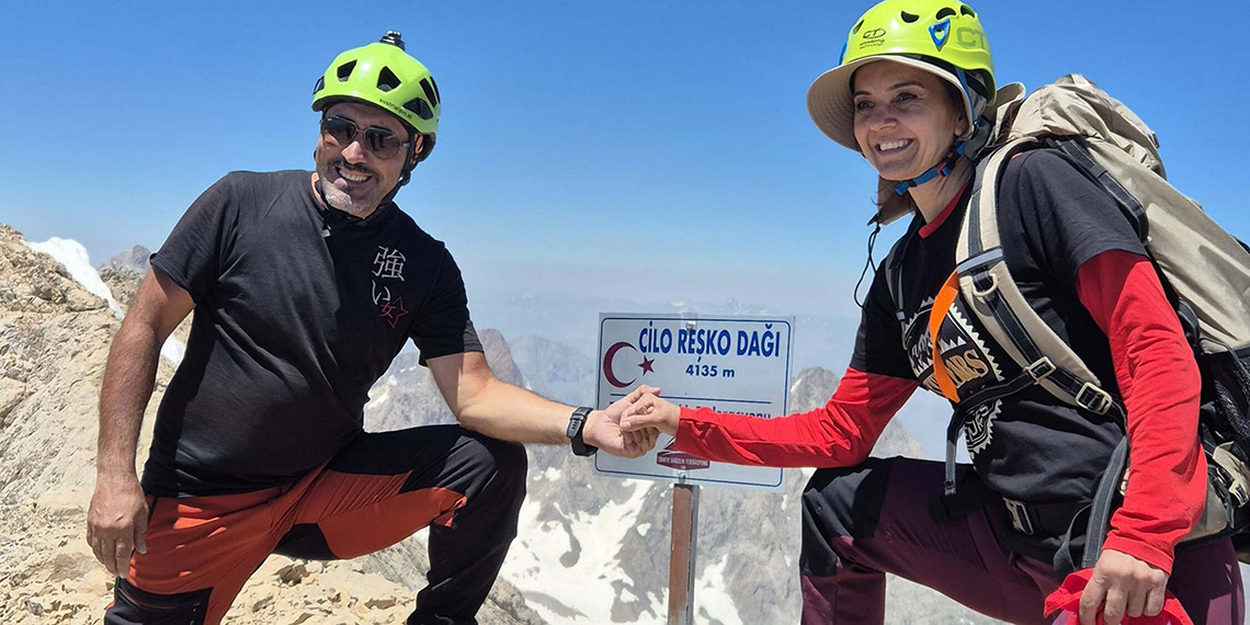 Ekipmansız tırmanış yapan çiftin zirve tutkusu