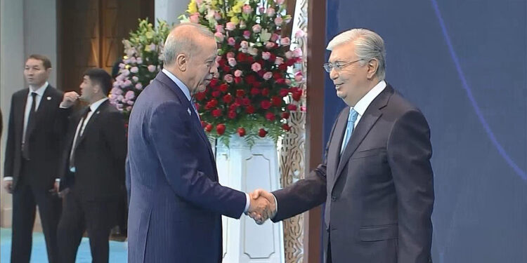Erdoğan, ŞİÖ Zirvesi’nde Tokayev tarafından karşılandı