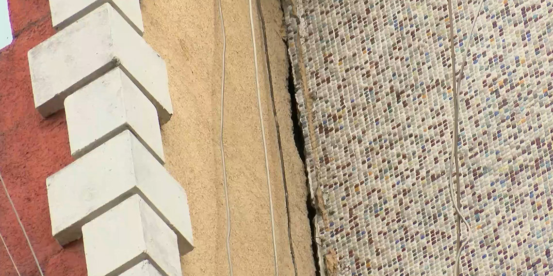 Esenler'de 6 katlı bina oluşan çatlaklar nedeniyle binada oturanlar tahliye edilerek otele yerleştirildi.