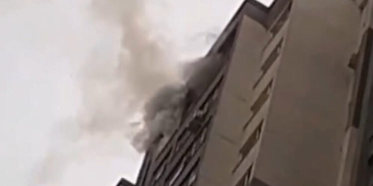 Esenyurt'ta 23 katlı binada yangın paniği