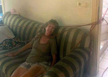 Eşini boynundan ve ayaklarından bağlayıp darbetti