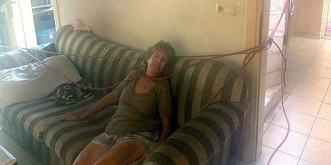 Eşini boynundan ve ayaklarından bağlayıp darbetti