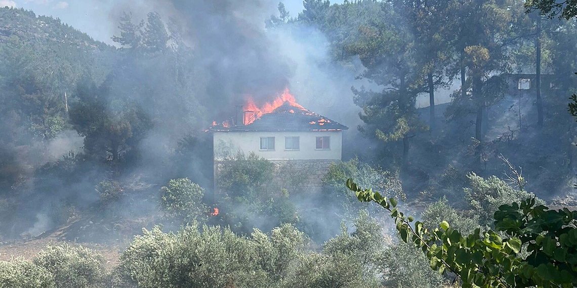 Evde çıkan yangın ormana sıçradı; alevlere müdahale ediliyor