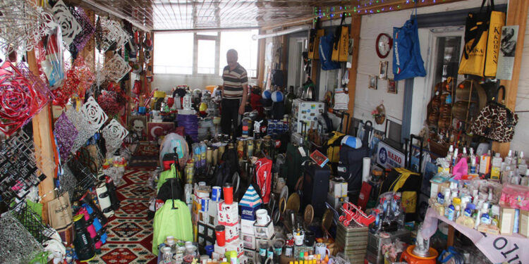 Evinin her köşesi hediyelik eşya ile dolu