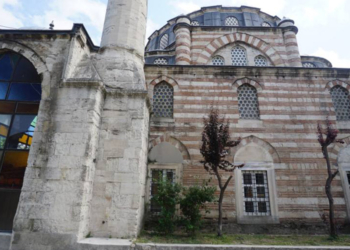 Fatih'teki 439 yıllık tarihi camiye plastik pencere