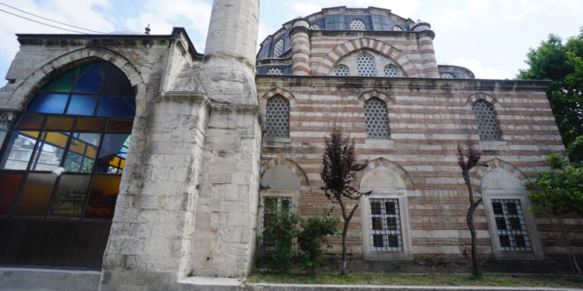 Fatih'teki 439 yıllık tarihi camiye plastik pencere