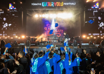 Fatma Turgut konserine öğrencilere kep attırdı