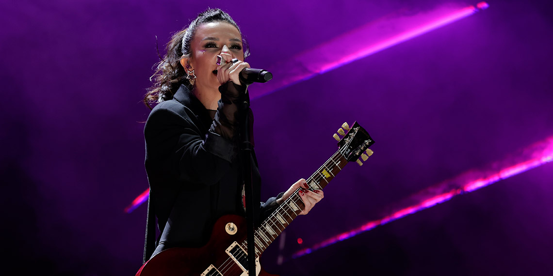 Fatma Turgut konserine öğrencilere kep attırdı