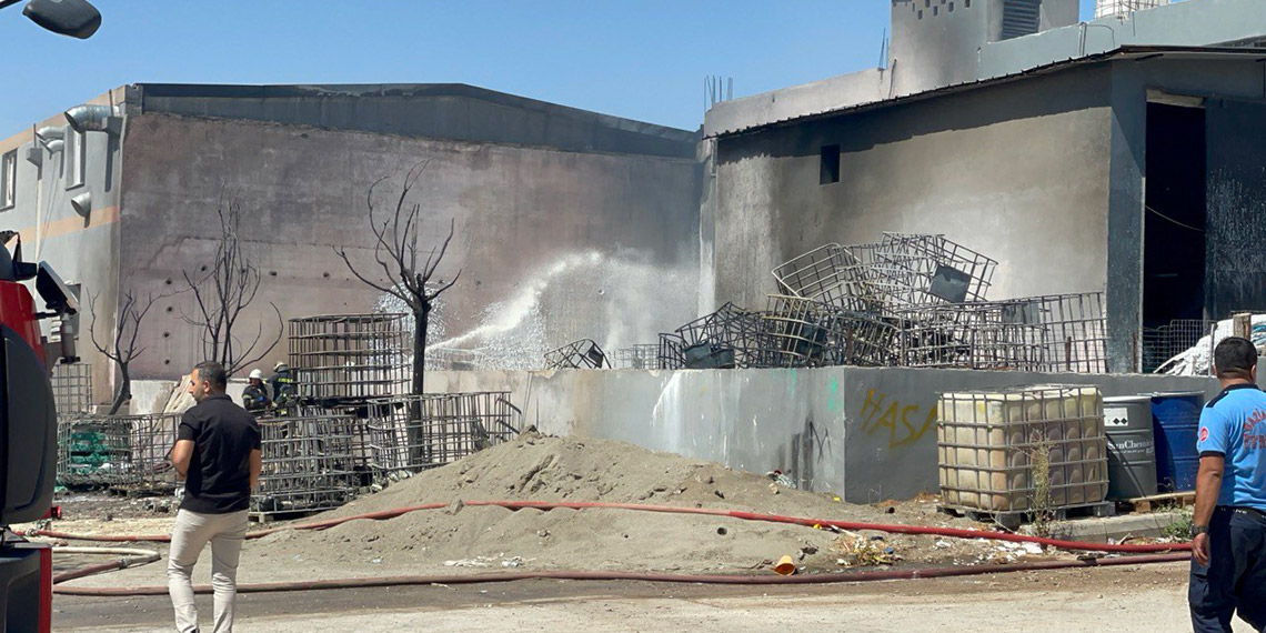 Gaziantep'te boya fabrikasında yangın; 2 iş yeri zarar gördü