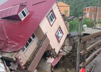 Giresun'da sağanak; 2 katlı ev yan yattı