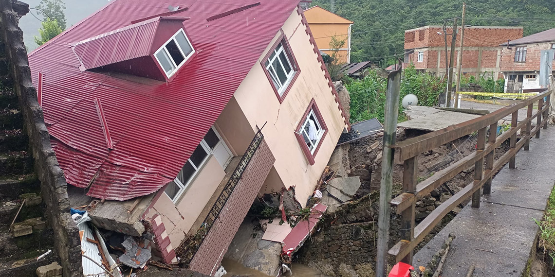 Giresun'da sağanak; 2 katlı ev yan yattı