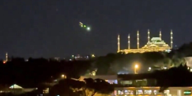 Gökyüzünden süzülen ışık hüzmesi uzay çöpü olabilir