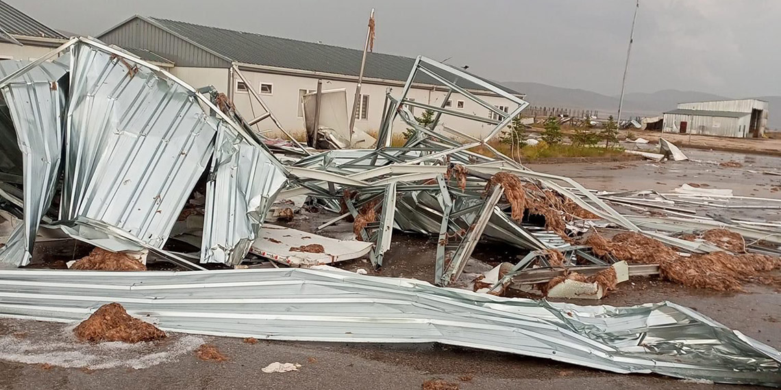 Gümüşhane'de sağanak ve fırtına; çatılar uçtu, tarım arazileri zarar gördü