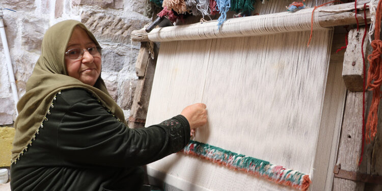 Halı dokumacılığı ile 58 yıl aile ekonomisine katkı sağladı