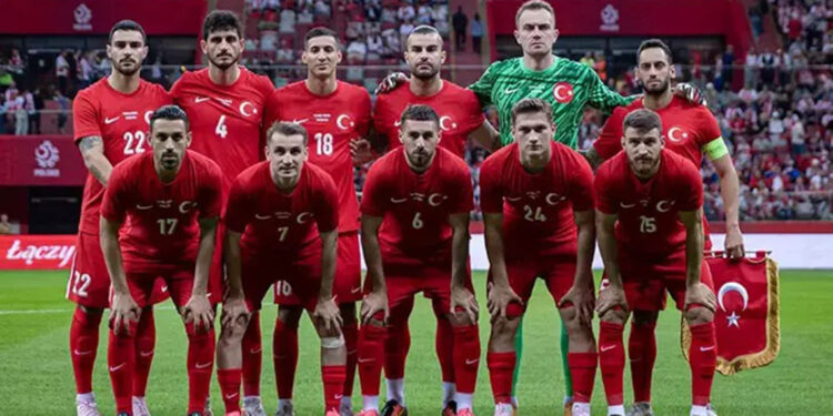 Hollanda-Türkiye maçının ilk 11'leri belli oldu