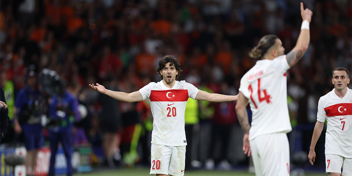 Milli futbolcu Hakan Çalhanoğlu, “Biz ülkemizi en iyi şekilde temsil etmeye çalıştık. Kaybettik, kabul etmemiz gerekiyor. 2-1’den sonra şanslar bulduk ama değerlendiremedik. Önümüze bakacağız” dedi.