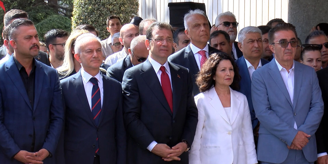 İBB binası önünde 15 Temmuz şehitleri anıldı