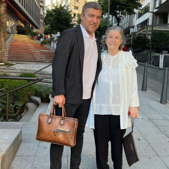 Tatil için gittiği Antalya'da girdiği denizde kalp krizi geçirip, suda boğularak hayatını kaybeden gazeteci İsmail Küçükkaya'nın annesi Halise Küçükkaya (76), memleketi Kütahya'nın Simav ilçesinde son yolculuğuna uğurlandı.