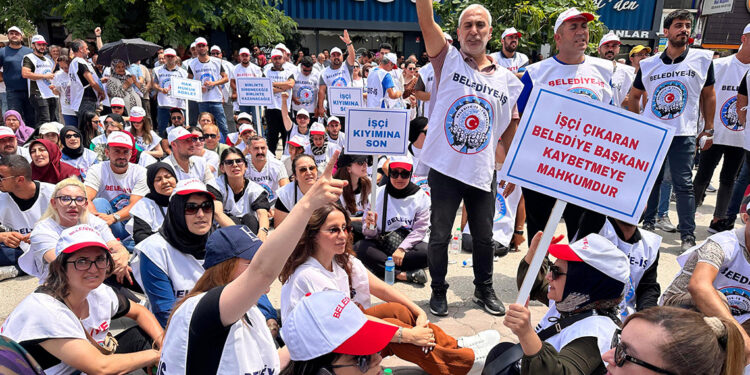 Iğdır'da SMS ile işten çıkarılan 204 işçi oturma eylemi yaptı