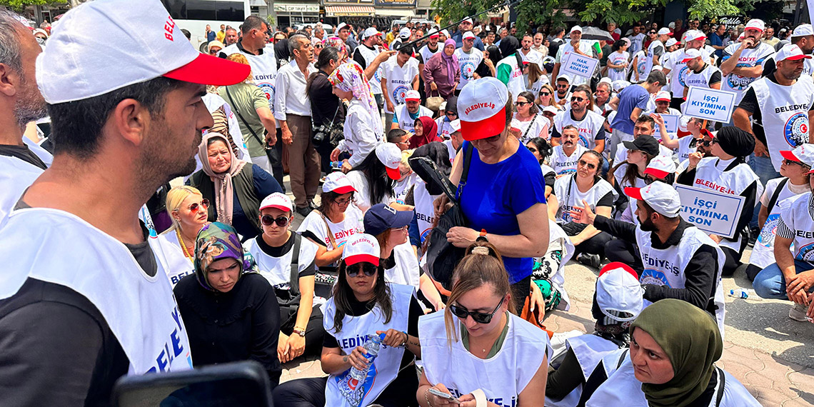 Iğdır'da SMS ile işten çıkarılan 204 işçi oturma eylemi yaptı