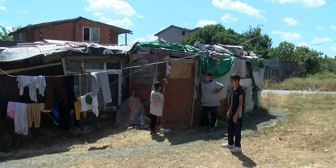 Ataşehir'de bulunan bir geri dönüşüm merkezinde iş makinesinin ezdiği kadın hayatını kaybetti. Annelerinin ölümünün ardından kirayı ödemekte zorlanan 6 çocuk oturdukları evden atılarak barakada yaşamaya başladı.