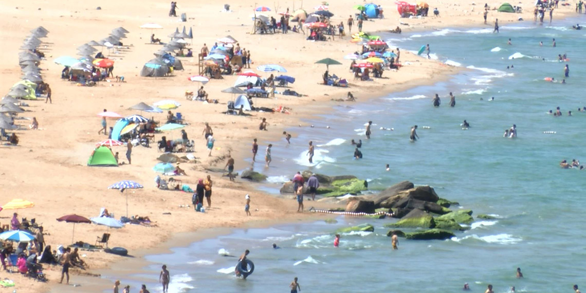 İstanbul'da sıcaktan bunalanlar boğazda denize girerek serinledi