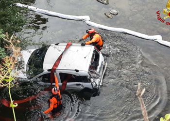 İtalyan itfaiyesi, köprüden nehre uçan araçtaki 3 yaralıyı kurtardı