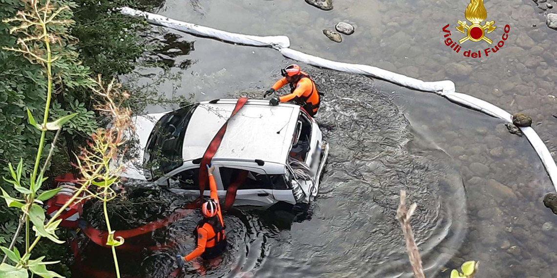 İtalyan itfaiyesi, köprüden nehre uçan araçtaki 3 yaralıyı kurtardı