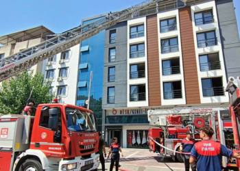 İzmir'de DİSK binasında yangın: 1 kişi dumandan etkilendi