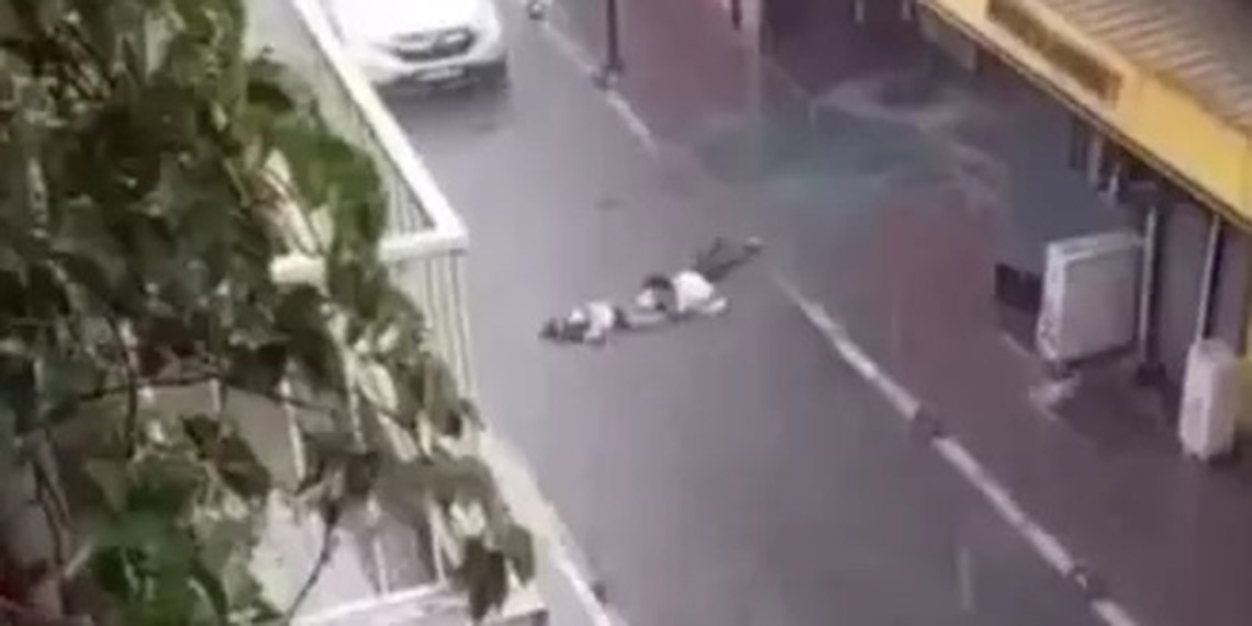 İzmir'de gök gürültülü sağanak; akıma kapılan 2 kişi öldü