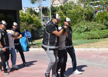 İzmir'de gümrükte rüşvet operasyonu; 77 gözaltı