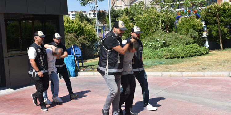 İzmir'de gümrükte rüşvet operasyonu; 77 gözaltı