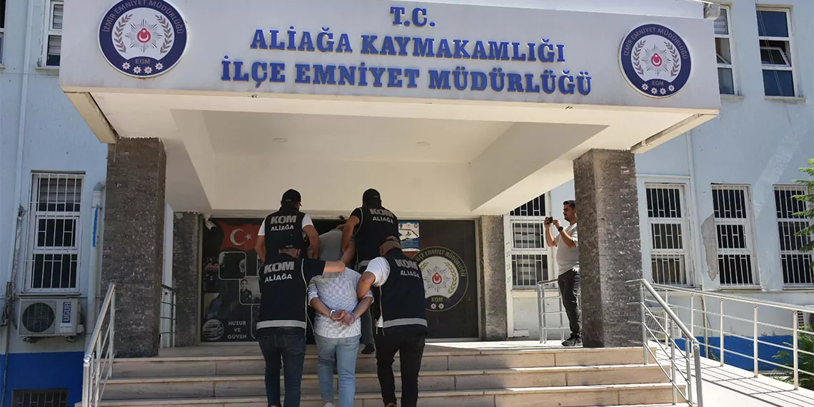 İzmir'de gümrükte rüşvet operasyonu; polisin bu sabah düzenlediği operasyonda 16'sı kamu personeli 77 şüphelinin yakalandığı bildirildi.