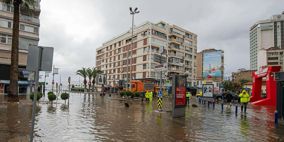 İzmir'de olası bir depremde deniz kentin içine girecek