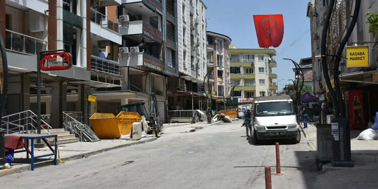 İzmir'de patlamanın olduğu sokakta yaşayanlar temizlik