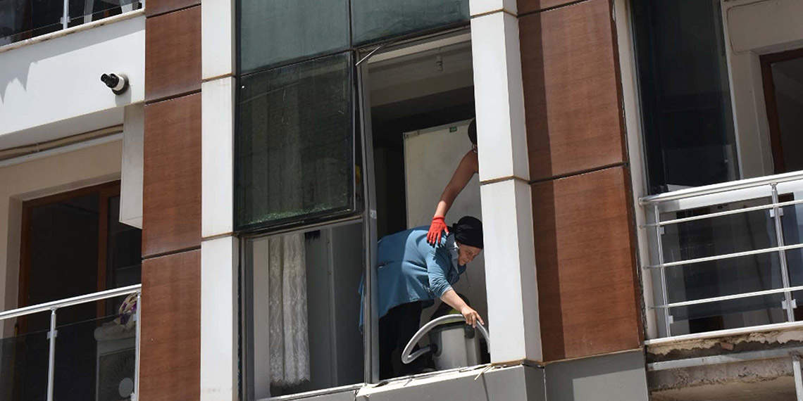İzmir'de patlamanın olduğu sokakta yaşayanlar temizlik