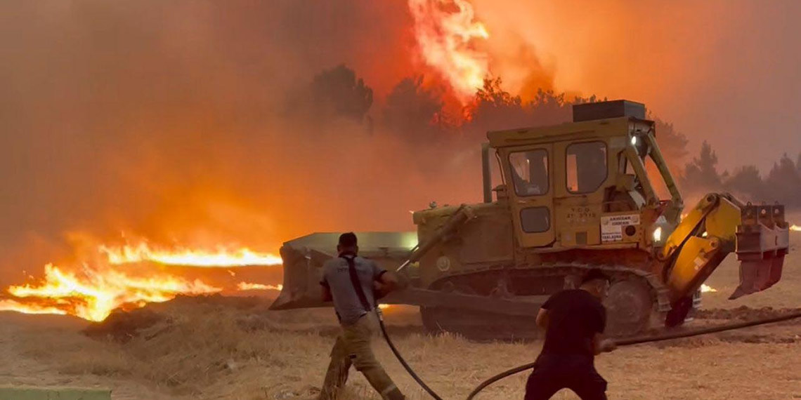 İzmir'deki orman yangını 2'nci gününde sürüyor